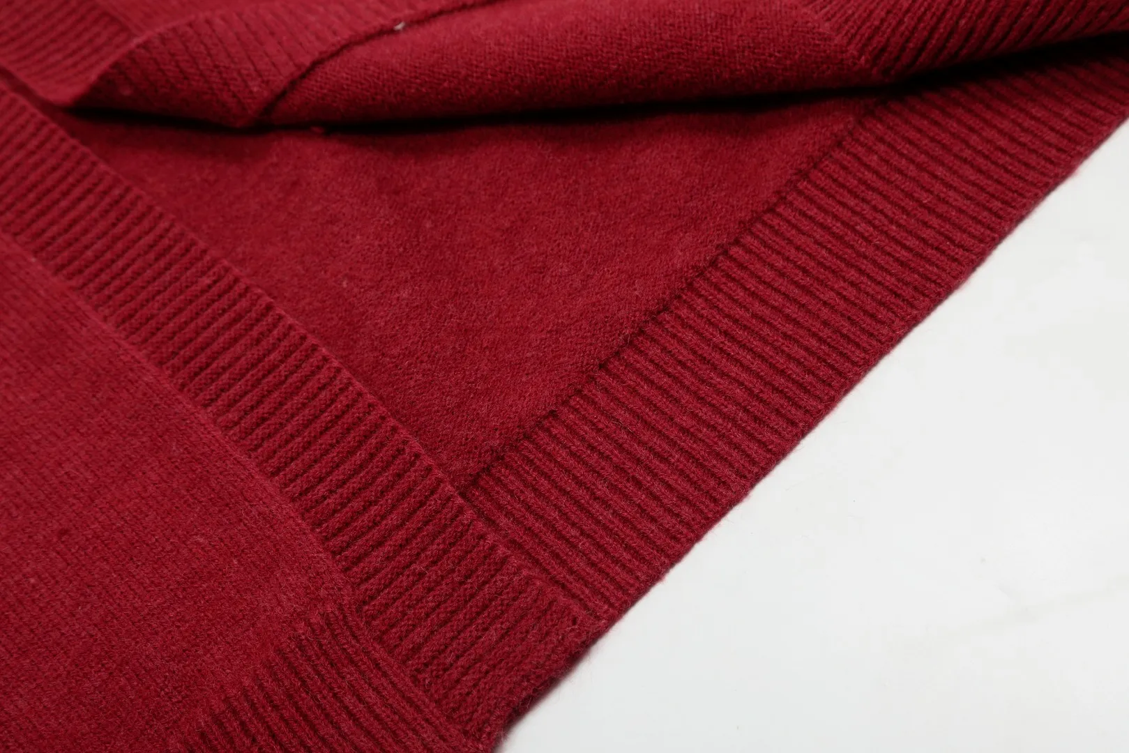 🅿️220 "Top quality" Style number: DS016# [Ralph Lauren V-neck solid color pony embroidered logo woolen knitted shawl cardigan] ✅Ralph Lauren Lazy‌oversize style basic classic versatile ten-color shawl cardigan ✅Main supplier platform live broadcast Wholesale entity Replenishment when out of stock No removal from shelves ✅ZP quality 1:1 version Scan the code to enter the GF website Counter quality ✅Details and quality are the only one in Guangzhou. Light luxury wool. Focus on high-end. Cost-effective. Good quality. Needless to say. ✅Restore the original version. Can wear 190 pounds. Loose, comfortable and stress-free. ✅Loose upper body, oversize and lazy style. Must-have style for goddess ootd. ✅Good-looking clothes are never picky. Recommended for goddess wardrobe. Taro Purple, Light Khaki, Chinese Red, Anchor Red